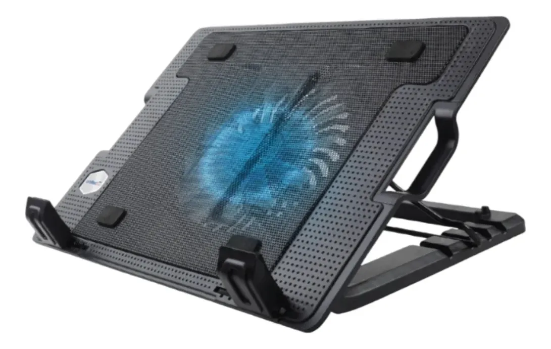 Base refrigerante Unitec NCP-235, vista frontal en ángulo mostrando el diseño y sistema de ventilación.