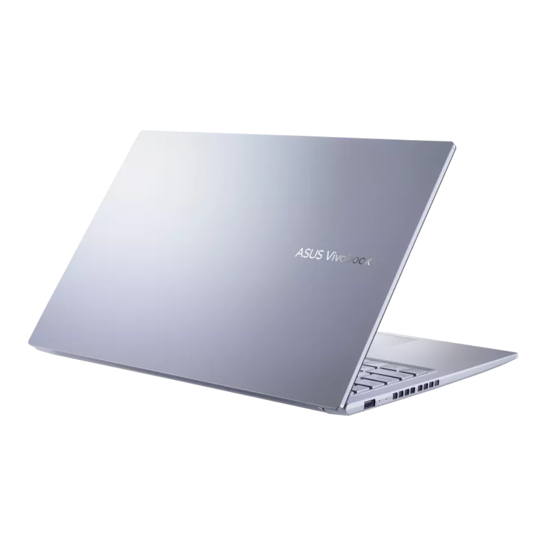 Portátil ASUS Vivobook 15 Ryzen 7 5825U color Cool Silver, vista trasera en ángulo mostrando el diseño del equipo.