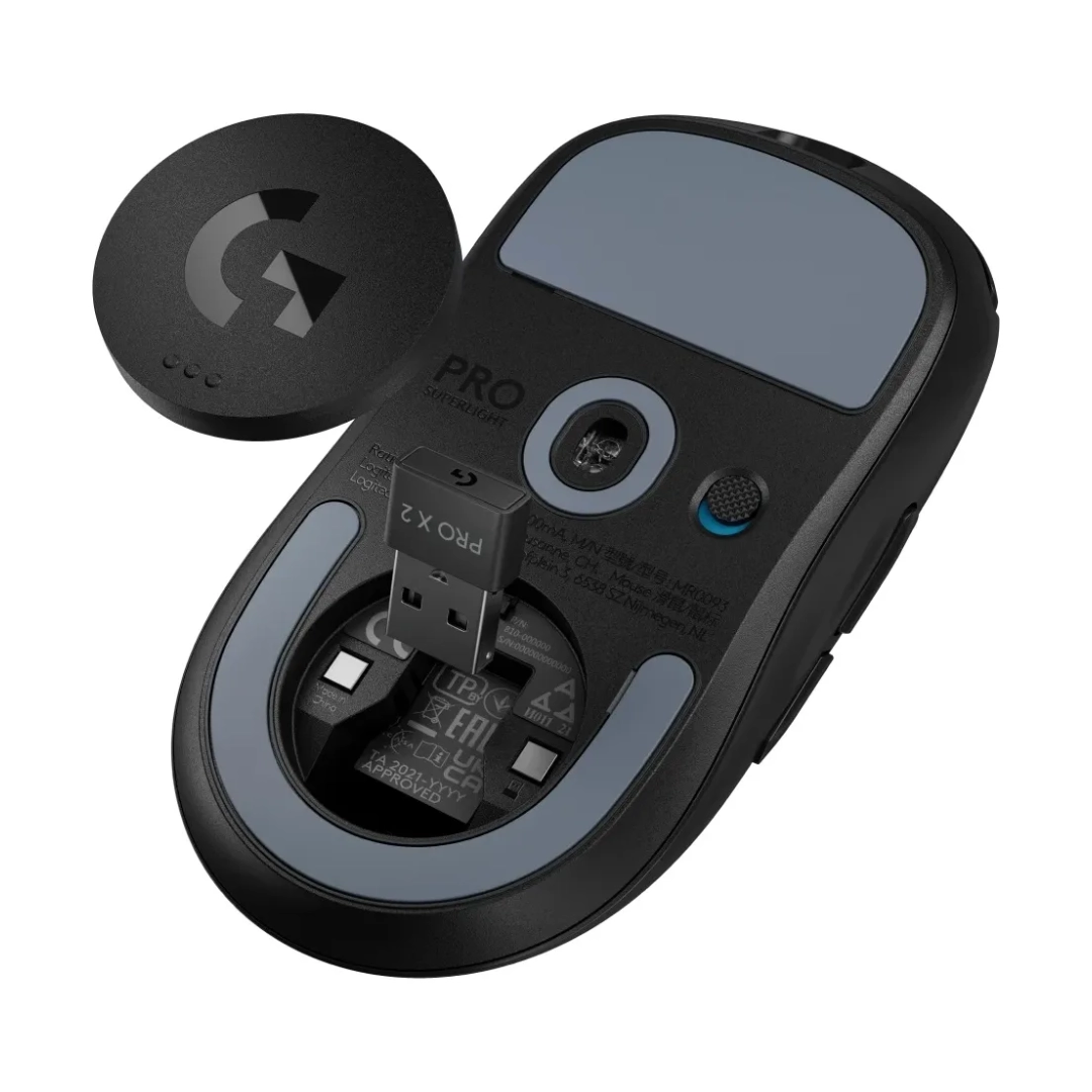 Vista de la parte de abajo, del mouse mouse Logitech PRO X Superlight 2, se muestra la tecnologia y el usb para conectarlo