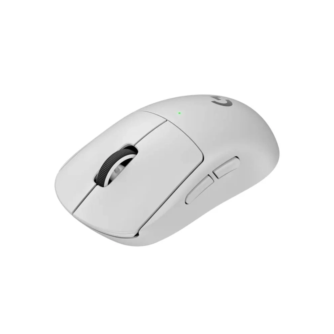 Vista lateral del mouse, tiene una silueta gamer, ajustada para un buen desempeño