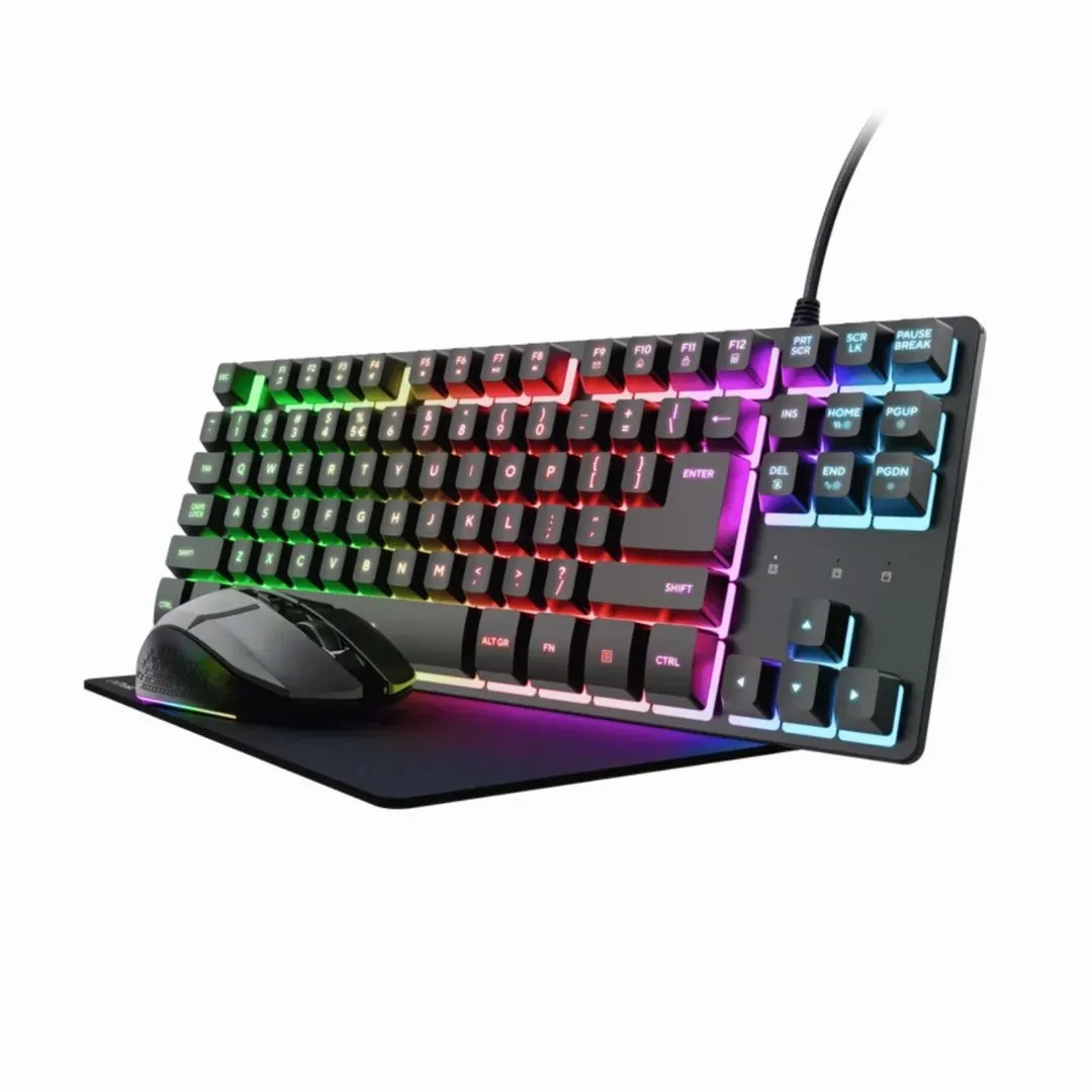 Vista general del combo teclado, mouse y alfombrilla, se puede evuidenciar que es retroiluminado