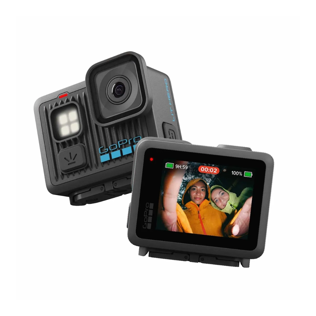 Vista de la parte frontal de la camara deportiva gopro, se aprecia la parte delante y la pantalla trasera