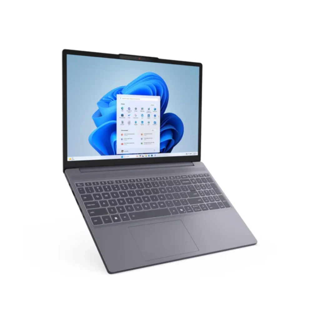 Vista del portatil Lenovo IdeaPad Slim 3 15ARP10, se aprecia la apertura de este, el teclado y su pantalla