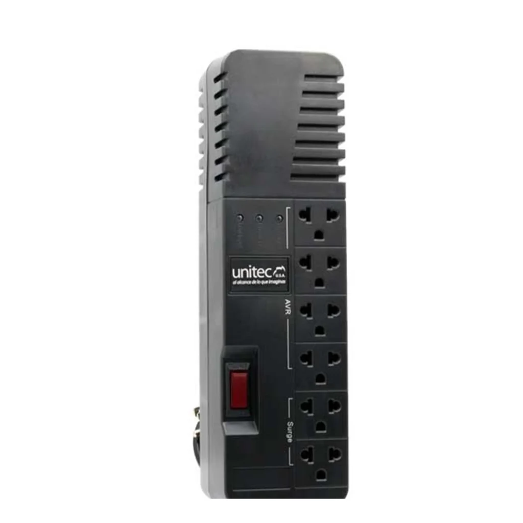 Vista frontal del Regulador Unitec U-990, se puede apreciar el boton de encendido y pagagado junto a los conectores dosponibles