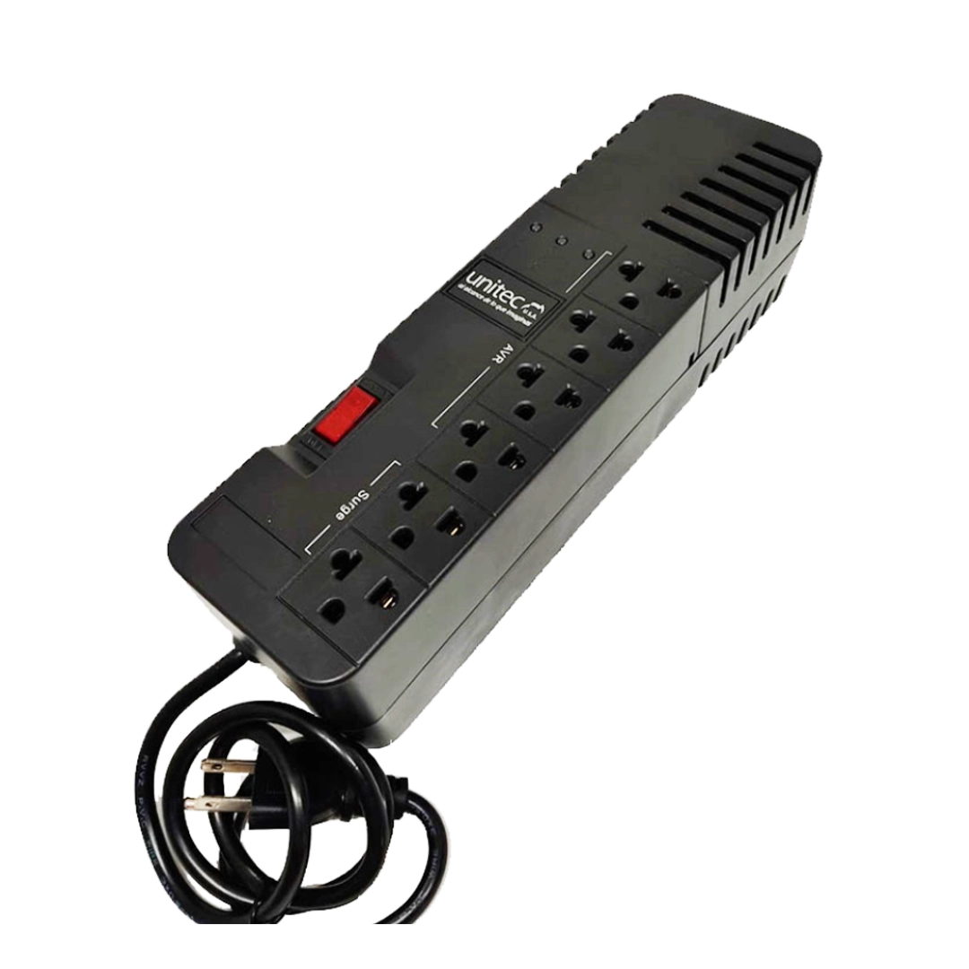 Vista frontal del Regulador Unitec U-990, se puede apreciar el boton de encendido y pagagado junto a los conectores dosponibles