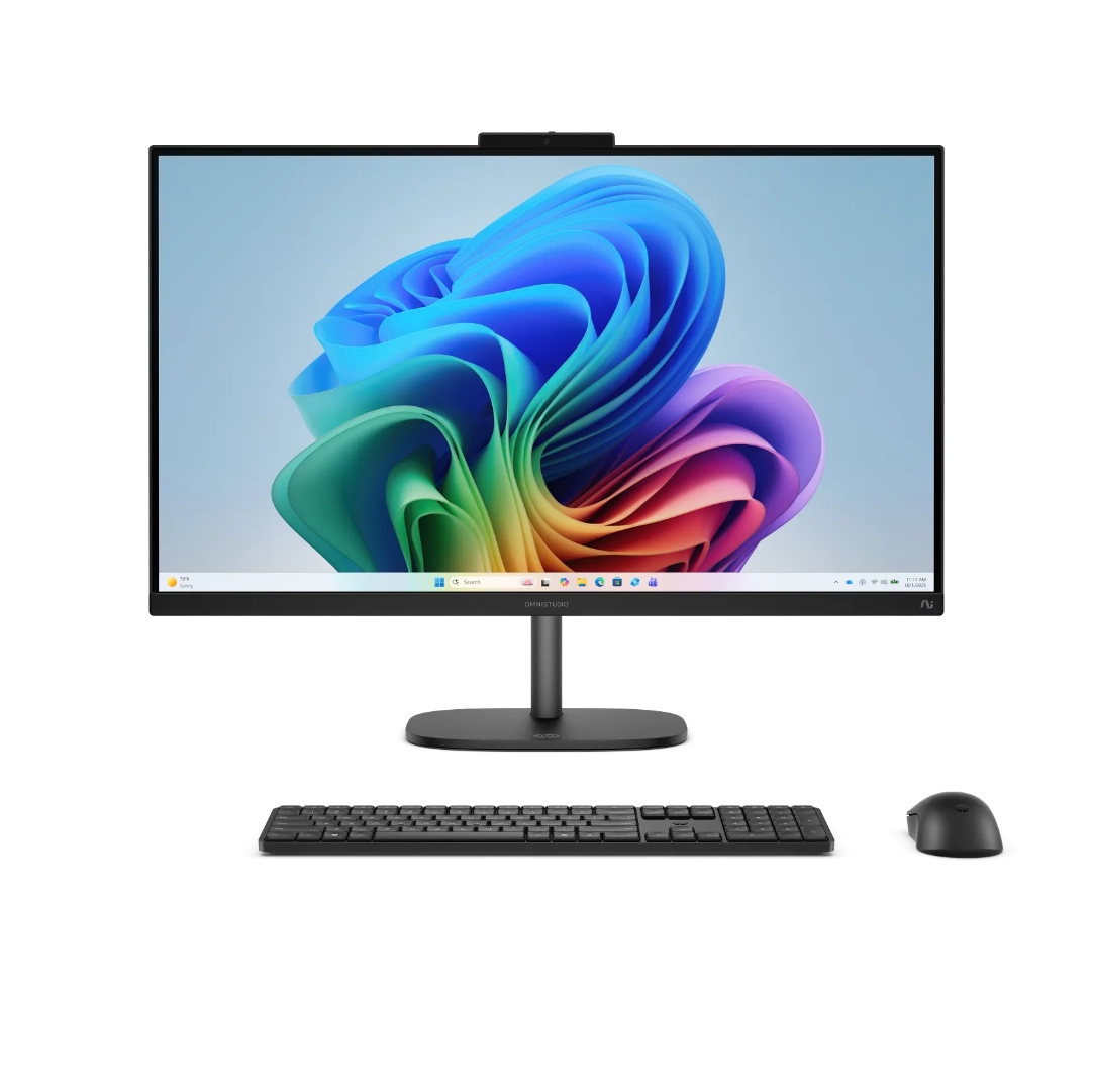 Vista frontal del equipo todo en uno de la marca hp, se aprecia la pantall y el teclado y mouse