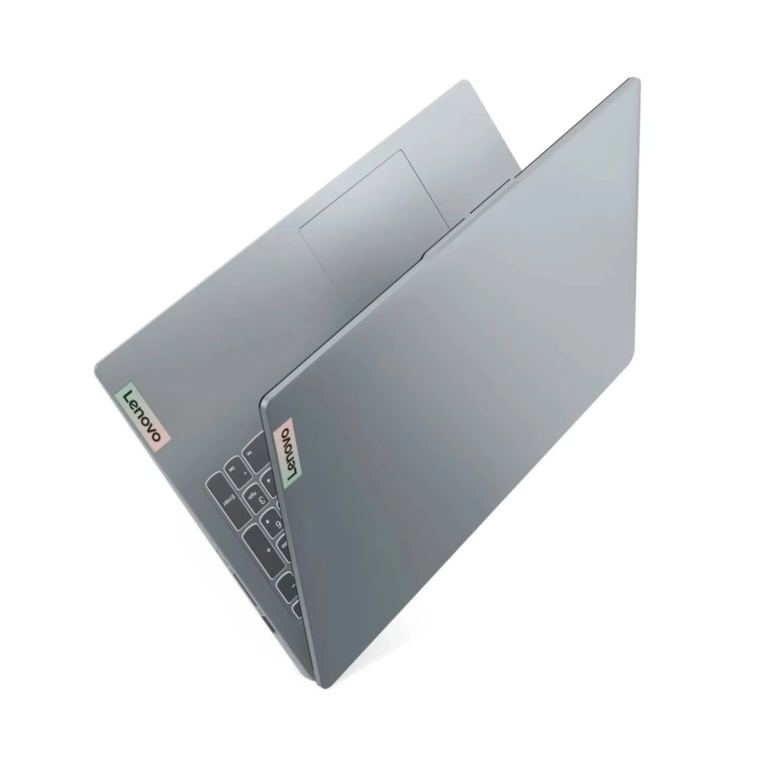 Vista del portatil lenovo, se ve casi cerrado el equipo, su color gris