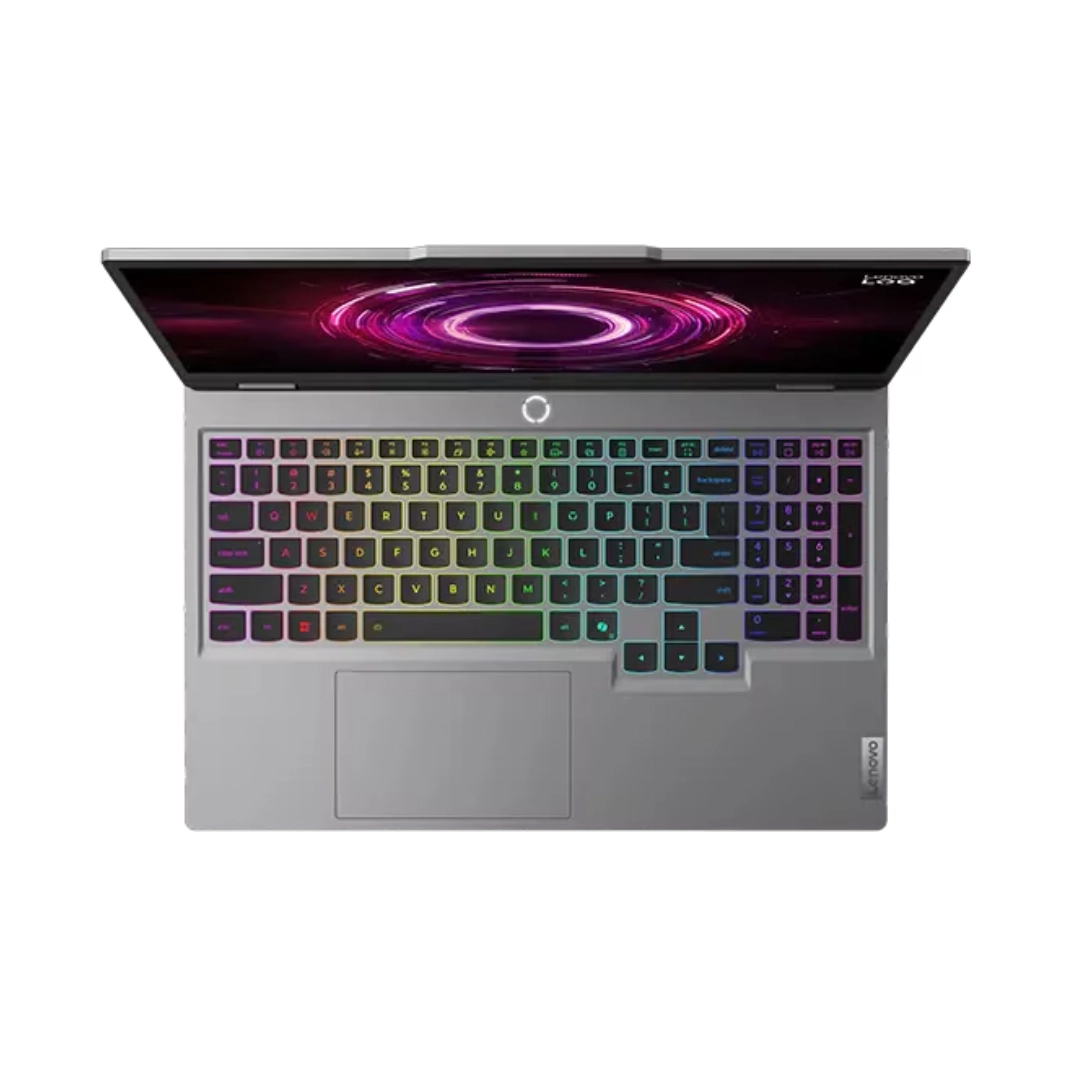 Vista desde la parte superior del portatil Portátil Lenovo LOQ 15AHP10, se aprecia la distribucion del teclado con un rgb