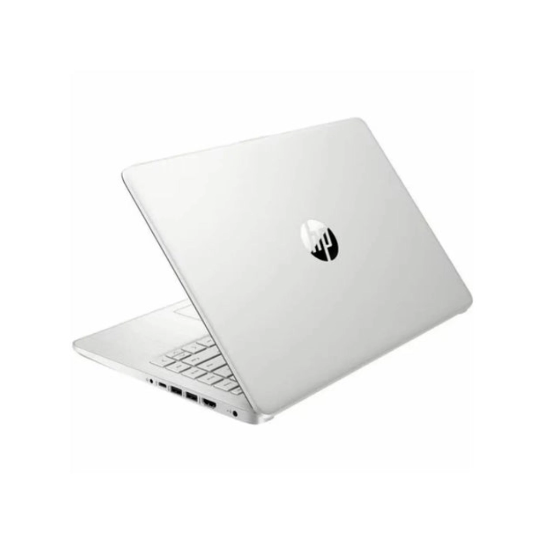 Vista de la parte trasera del portatil,, se aprecia el color plateado y el logo de la marca que en este caso es hp